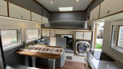 Affordable Luxury RV: Dongfeng MENGSHI Recreational Vehicle with 6AT Cummins Engine