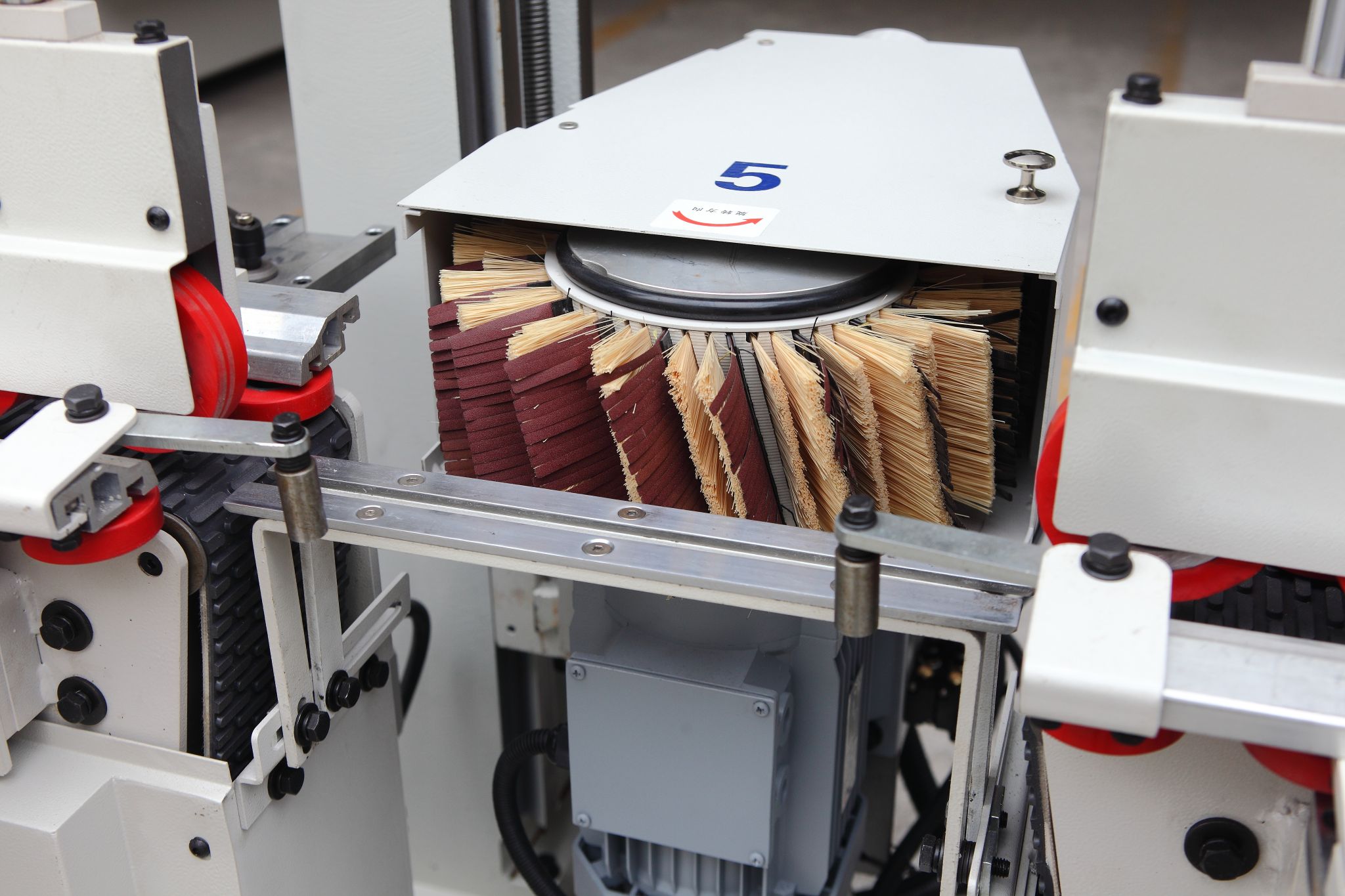 Profile sander for wood linear with fully enclosed dust-proof cover