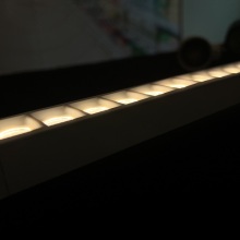 تعمل الأضواء الخطية المسار التجاري مع الأضواء