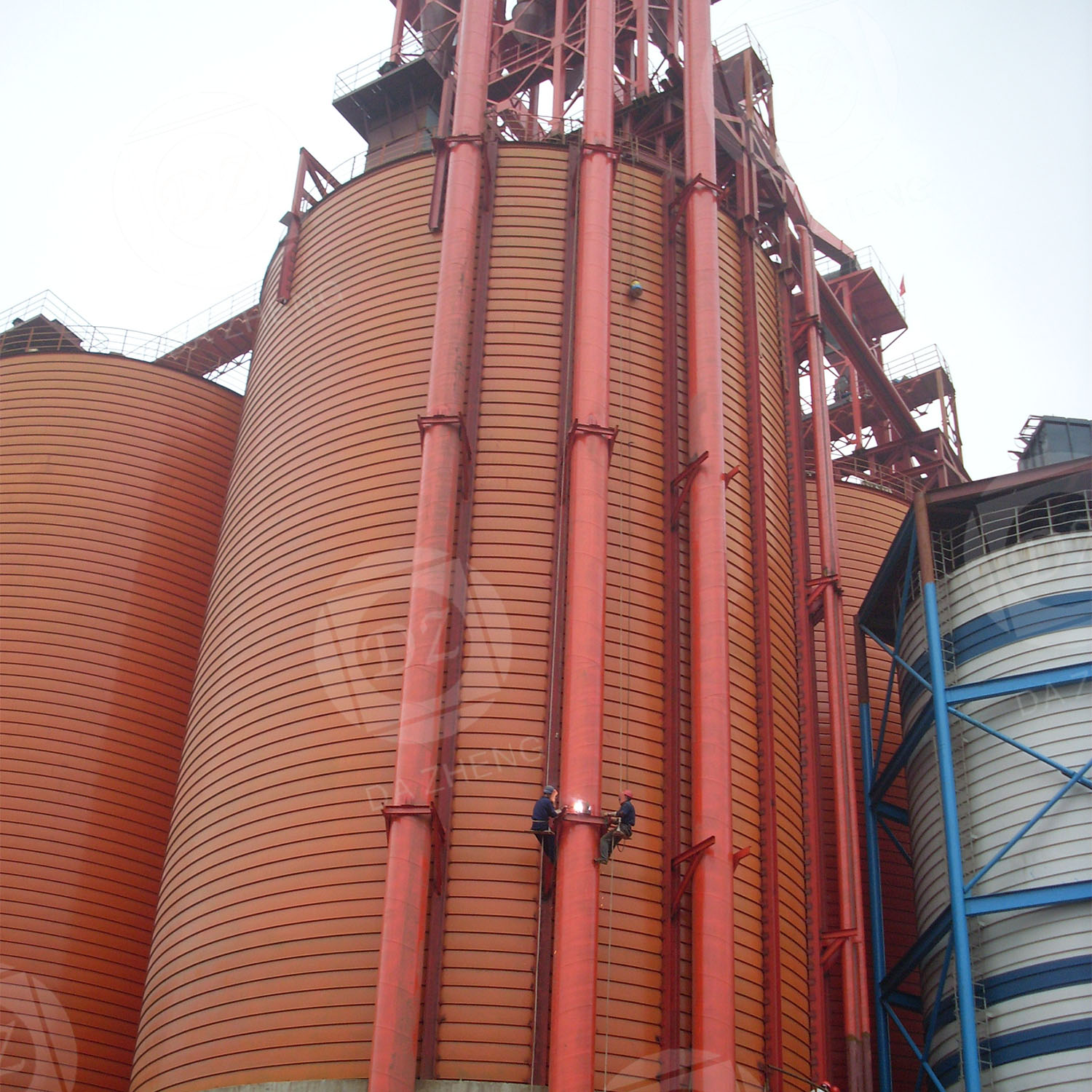 Spiral steel plate silo for gravel