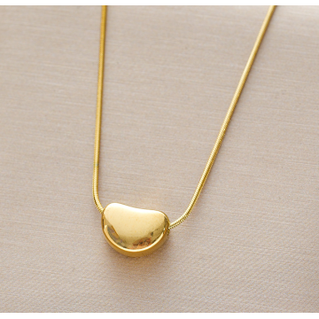 Collar en forma de geométrica con mini colgante de corazón 3D
