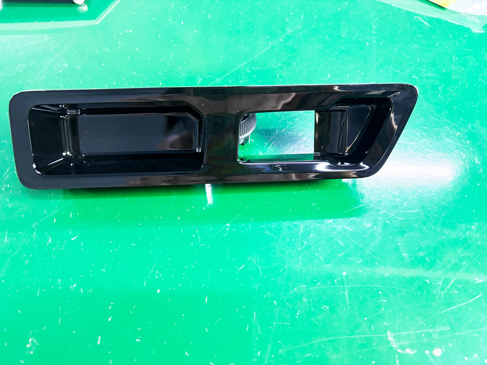 Phun đen tay nắm nội thất ô tô