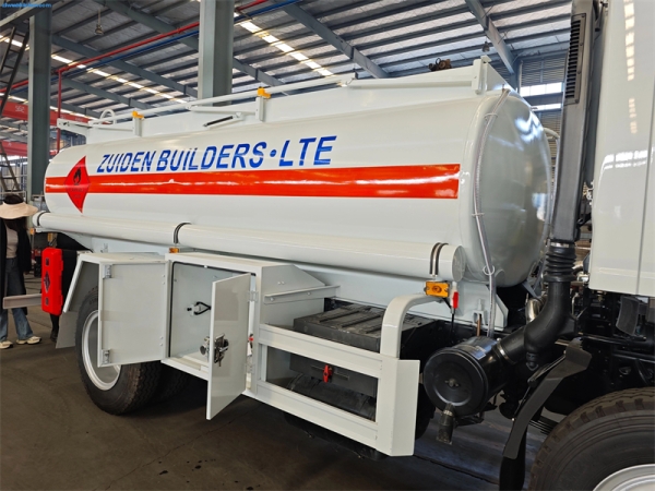 High-Capacity Shacman 4x4 7m³ Oil Tanker Vehicle