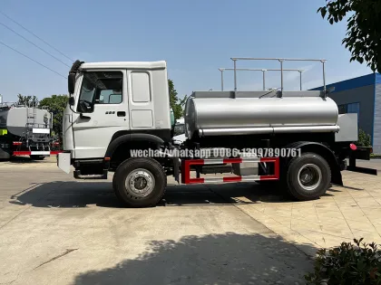 SINOTRUCK 4X4 Off-road Lubricants Oil/Fuel Delivery Vehicle