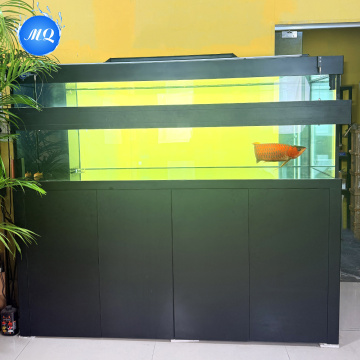 Tangki ikan besar modern dengan desain yang elegan