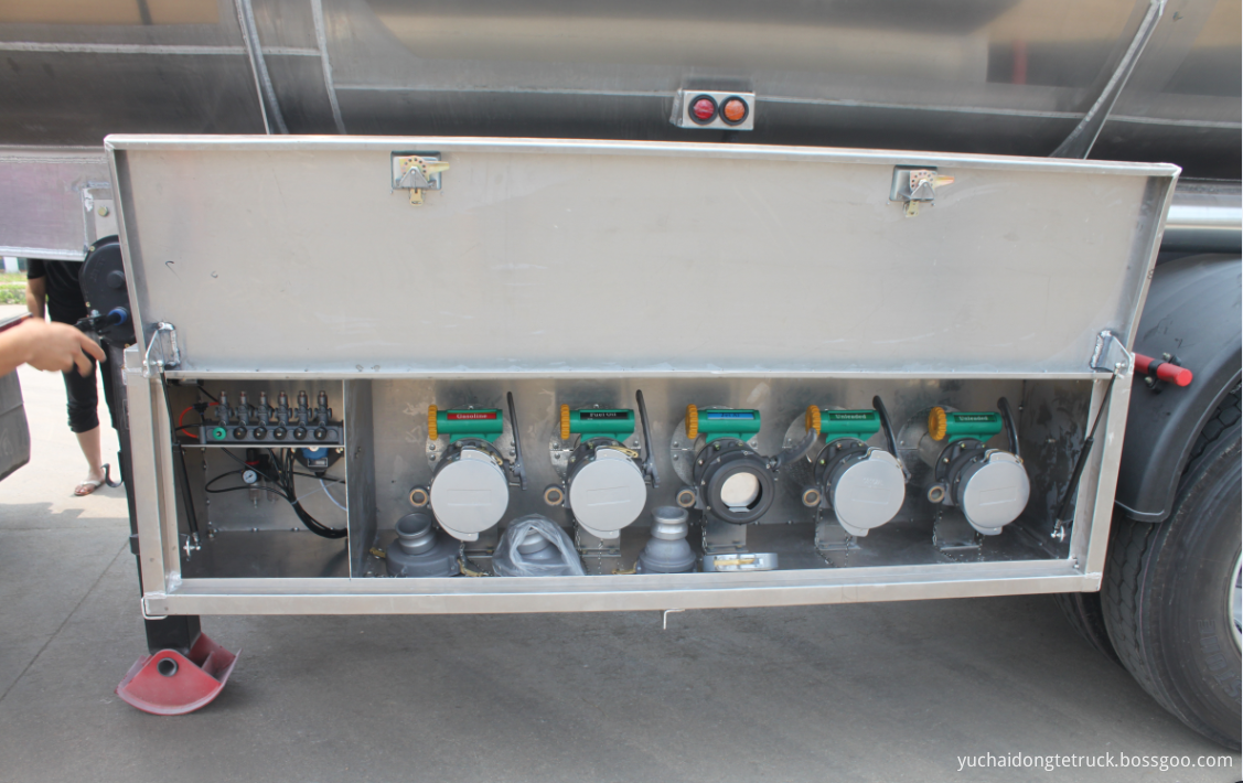 ADR standard fuel tank semi-trailer