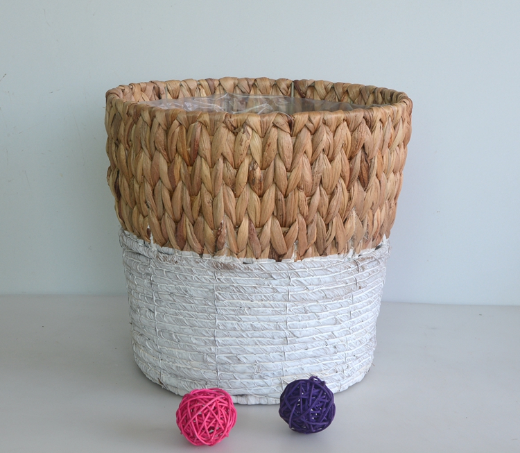 Round two-tone water hyacinth and banana leaf rope basket Round two-tone water hyacinth and banana leaf rope basket