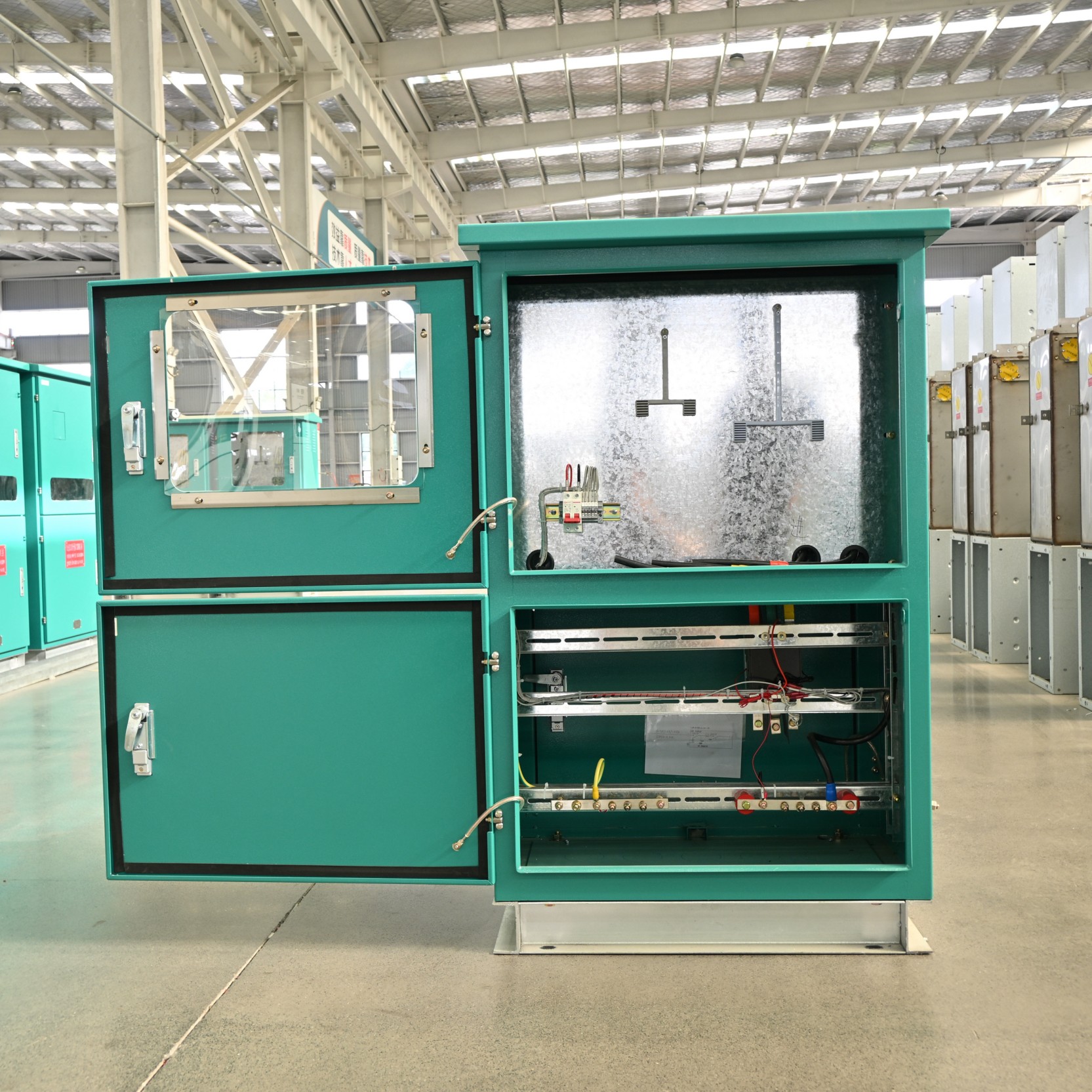 Three-phase metering box