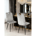 Silla de comedor tapizada en terciopelo gris, con patas negras y precio accesible