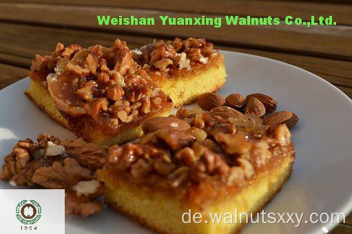 Ein Bissen von Walnusskörnern leichte Stücke