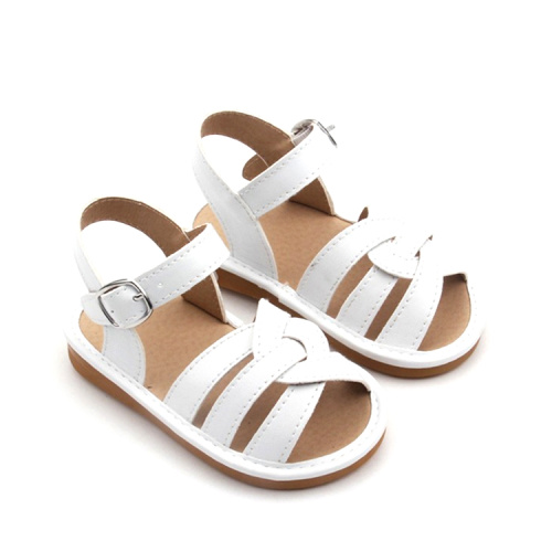 Lindas sandálias de couro para bebês em sapatos de bebê esguios