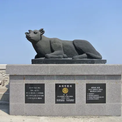 Custom animals sculpture life size stone cows and bulls statue for outdoor ornament