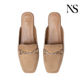 Mocasines tipo chinelas con cadena de ante beige