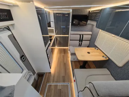 Chinese Motorhome Manufacturers: Pickup 4X4 Maxus Motorhome RV with 2 Beds & 1 Bathroom