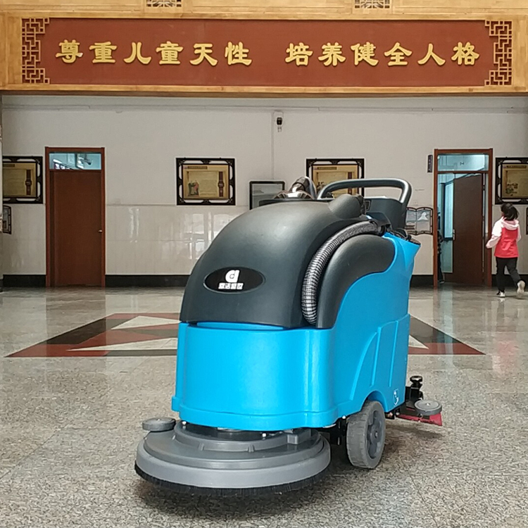 Floor cleaning machine