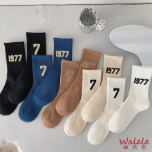 Mga naka -istilong mid calf medyas na nagtatampok ng numero 7 na disenyo