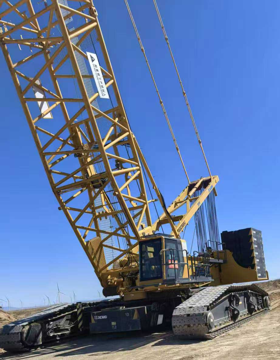 Used-crawler-crane-side-profile-on-construction-site-XGC500-I