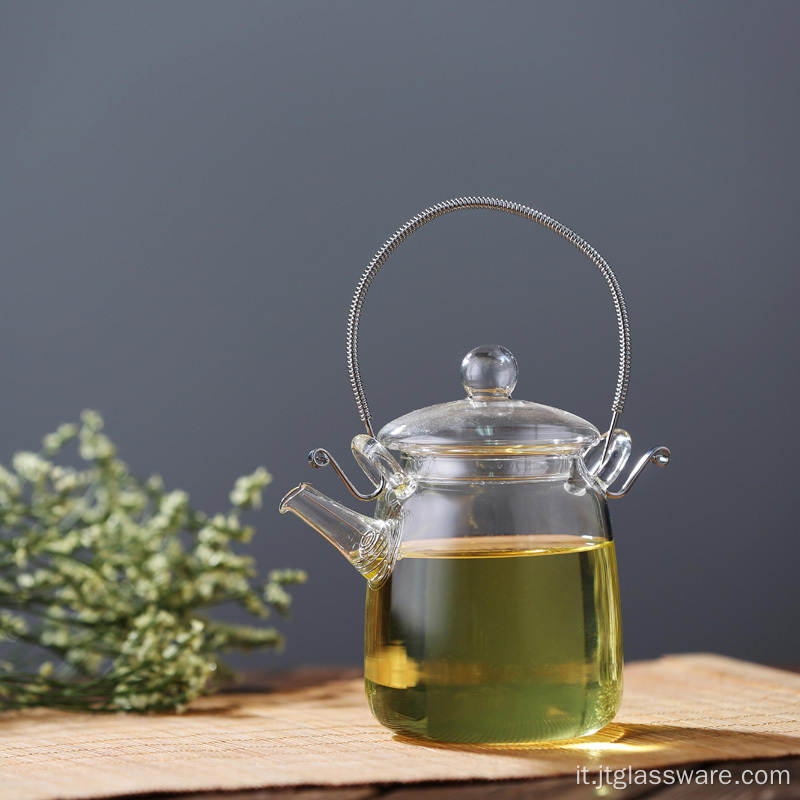 Teiera in vetro marocchina con foglia di tè e caffè