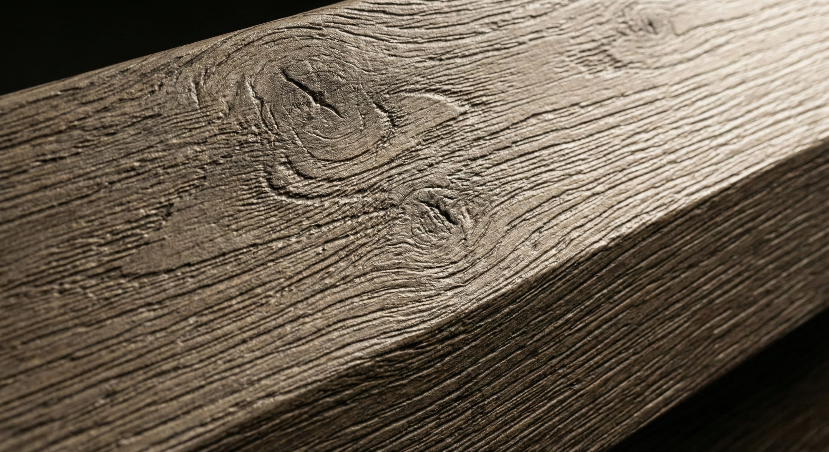 एल्युमीनियम की सतह पर गहरी लकीरें दिखाते हुए 3डी हैंड-फील लकड़ी के दाने की बनावट का क्लोज़-अप मैक्रो शॉट