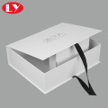 Boîte d&#39;emballage cadeau blanche avec ruban noir
