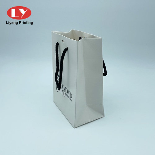 Bolsas de papel de compra de regalos de logotipo negro para joyas