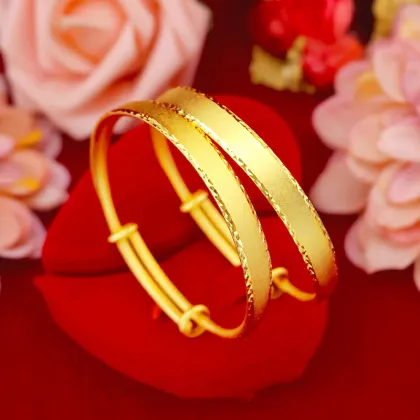 Antique Gold Lace Bracelet by Yue Nansha: Network Red Gold Version Fashion Jewelry with Sandblasting and Copper Alloy