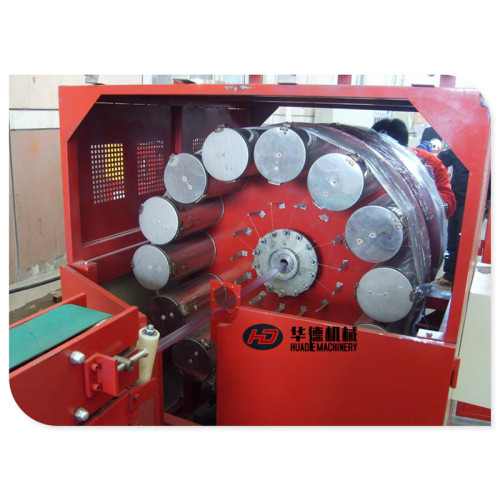 Fibra de PVC dentro de la máquina para fabricar mangueras de jardín
