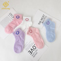 女の子のための漫画のスマイリーフェイスソックス、エアコン付きの靴下