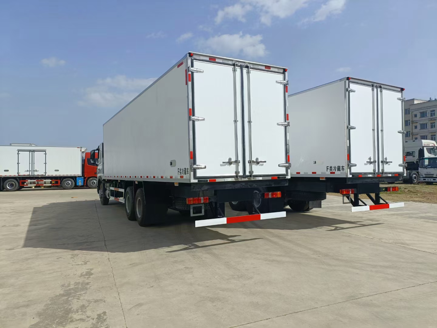 HOWO brand diesel 340hp van freezer truck