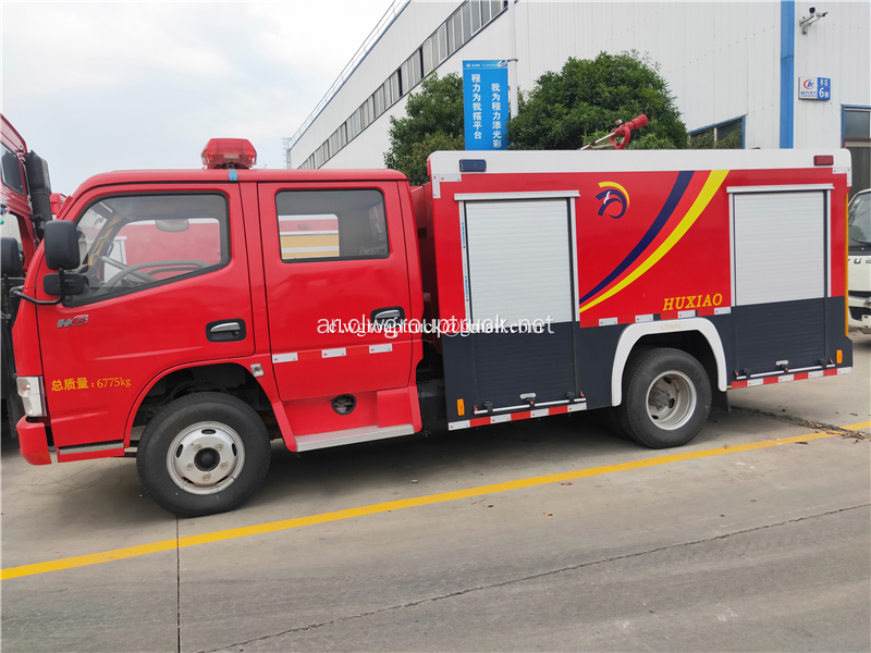 DFAC 4000L خزان مياه مكافحة الحرائق شاحنة