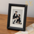 Вертикальная черная деревянная рамка для фотографий друзей