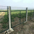 Paneles de metal cerca de malla de alambre de granja de ovejas