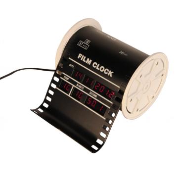 Relógio digital de alarme de filme de metal na mesa
