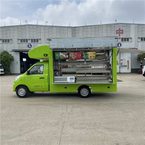 شاحنة فواكه طازجة وسلطة فواكه وخضروات