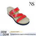 Sandalias de cuña de color rojo vibrante con diseño superior liso