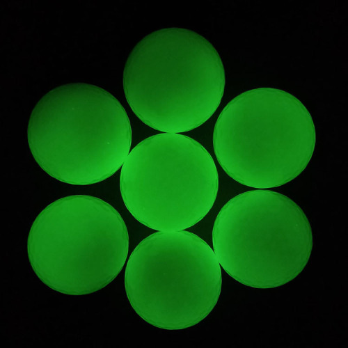 Bolas de golfe fluorescentes brilhantes noturnas