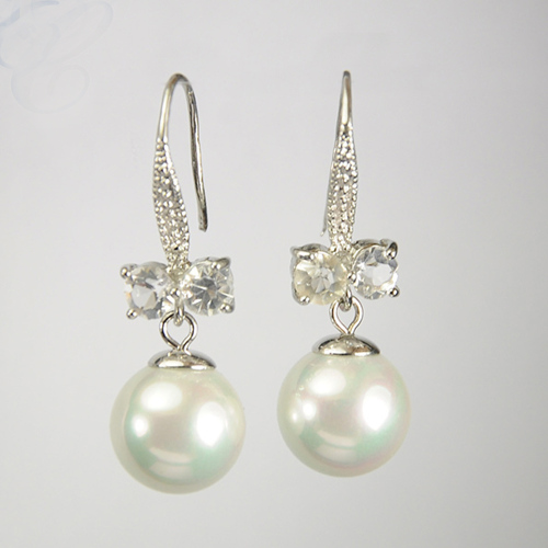 Boucles d&#39;oreilles à perle blanche avec diamants