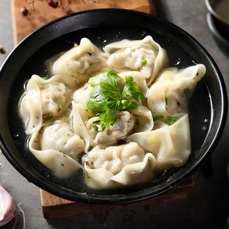 Большие вонтоны из свинины с сельдереем ручной работы