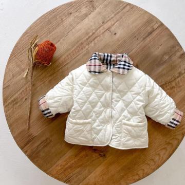 子供のカラフルな格子縞のトレンチコートとパッドドジャケット