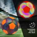 Luminaire LIMINE LED dans le ballon de football sombre