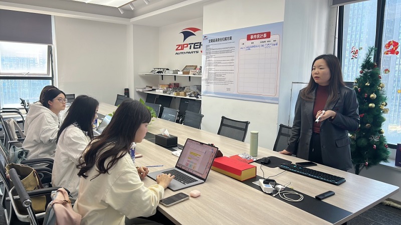The first-year students of the 2024 International Business School of Sichuan International Studies University visited Cheng Zhihao for exchange and study