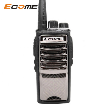 พนักงาน ECOME ET-300 จัดการกับเครื่องส่งรับวิทยุแบบอะนาล็อกระยะยาวสำหรับสำนักงาน