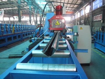 Metal sheet roll forming machine