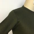 Suéter de cuello redondo de color verde oscuro de punto para hombres
