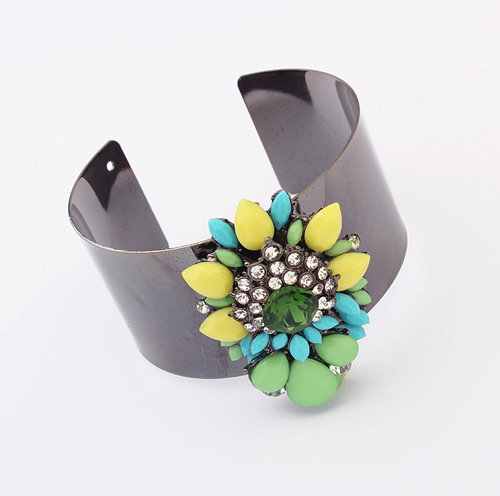 Nueva moda alta calidad brazalete ancho brazalete abierto negro plateado brazalete pulsera con resina flores fábrica precio por mayor