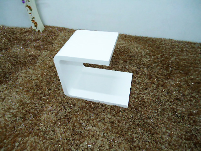 Contemporânea pequena mesa lateral branca de madeira