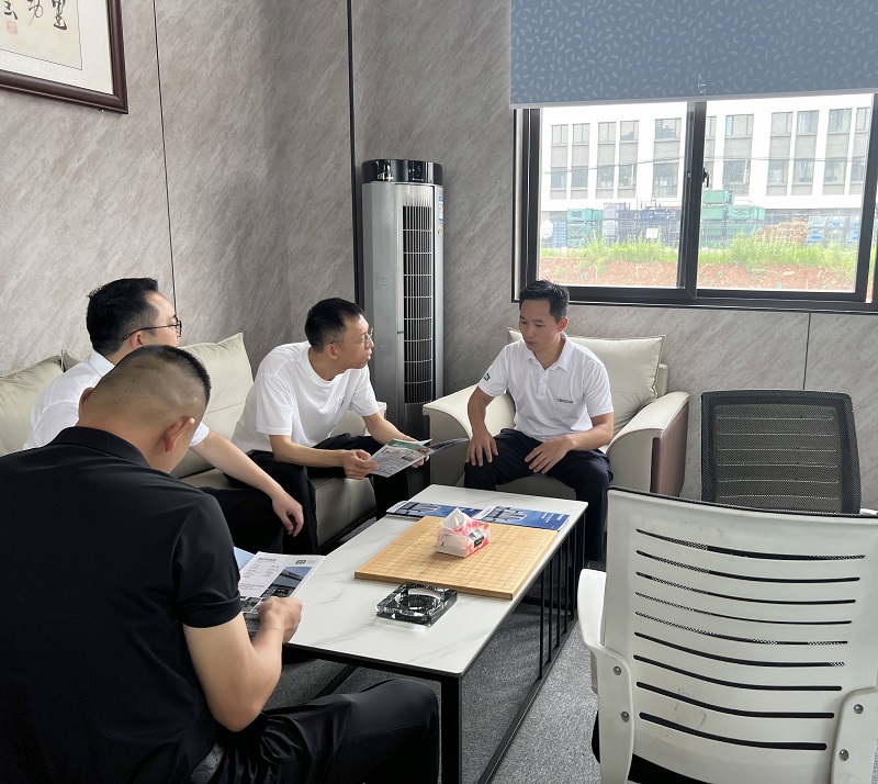 A delegation led by Qi Jiahong, Director of the Banan District Economic and Information Technology Commission, visited Sennan Electric to discuss the implementation of charging pile technology