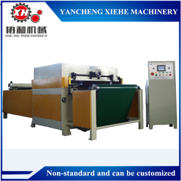 Automatic carpet cutting machine with conveyor belt