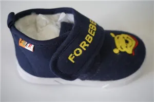 The boy injection warm shoes
