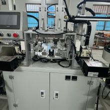 Máquina automática de producción de perchas de alto rendimiento.